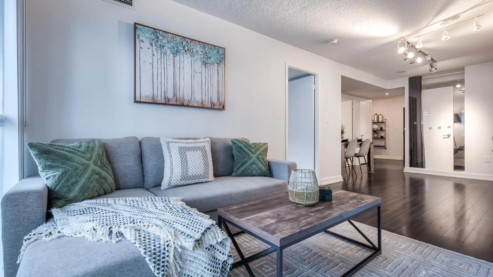 Elegant 2Br, Accommodates 8, Free Parking, Near Cn Tower Toronto