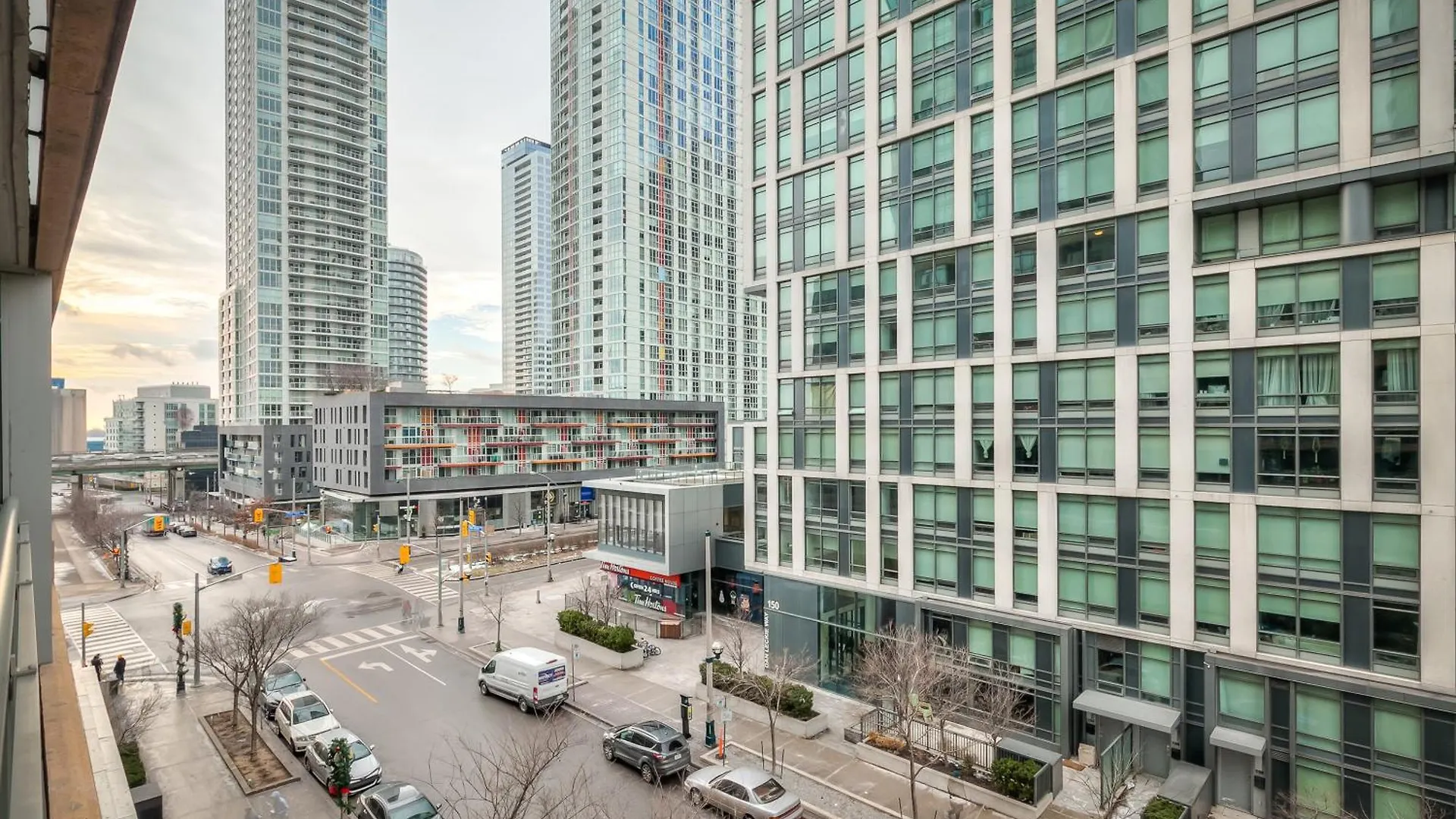 Elegant 2Br, Accommodates 8, Free Parking, Near Cn Tower Toronto