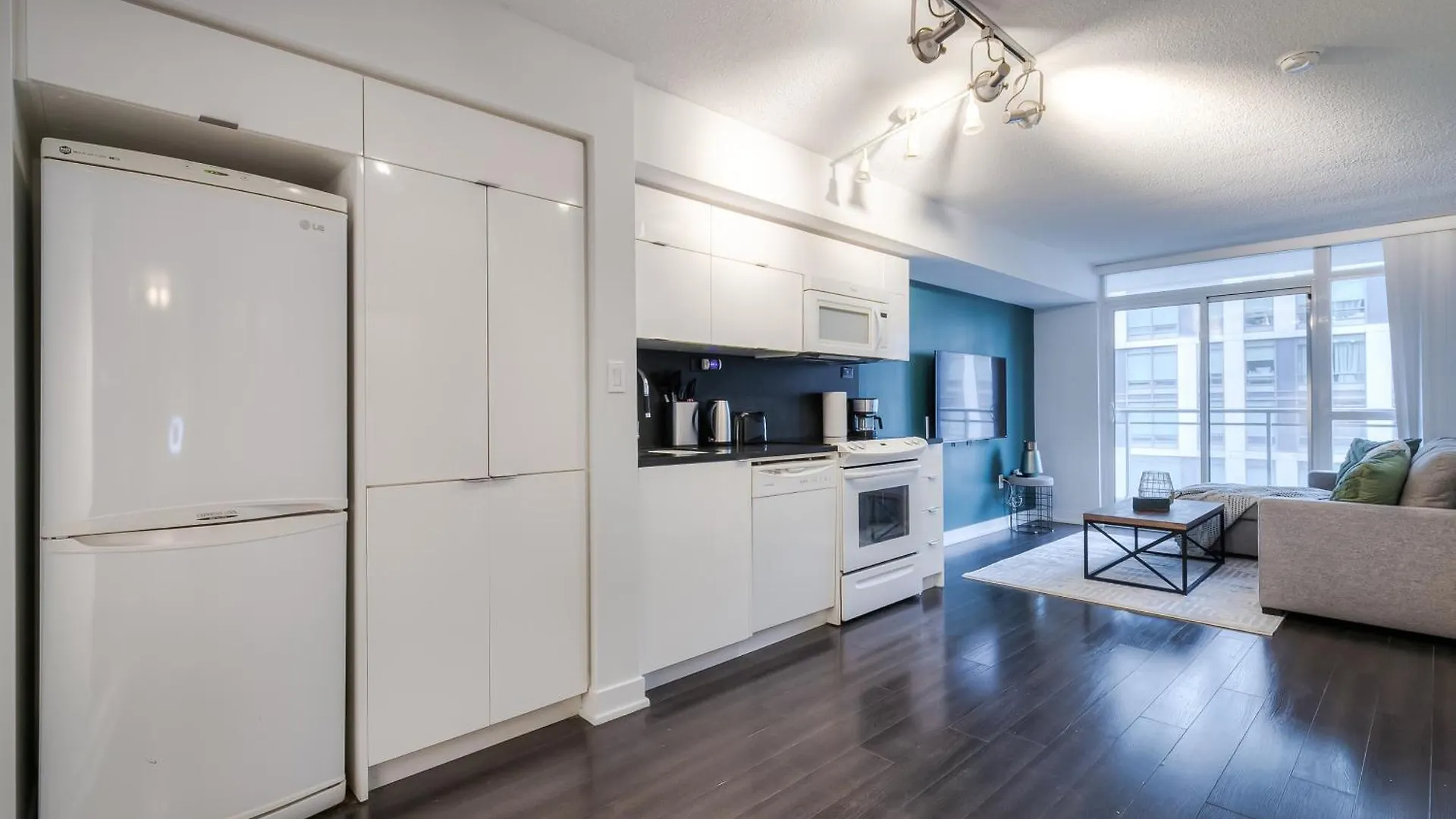 Apartamento Elegant 2Br, Accommodates 8, Free Parking, Near Cn Tower Toronto
