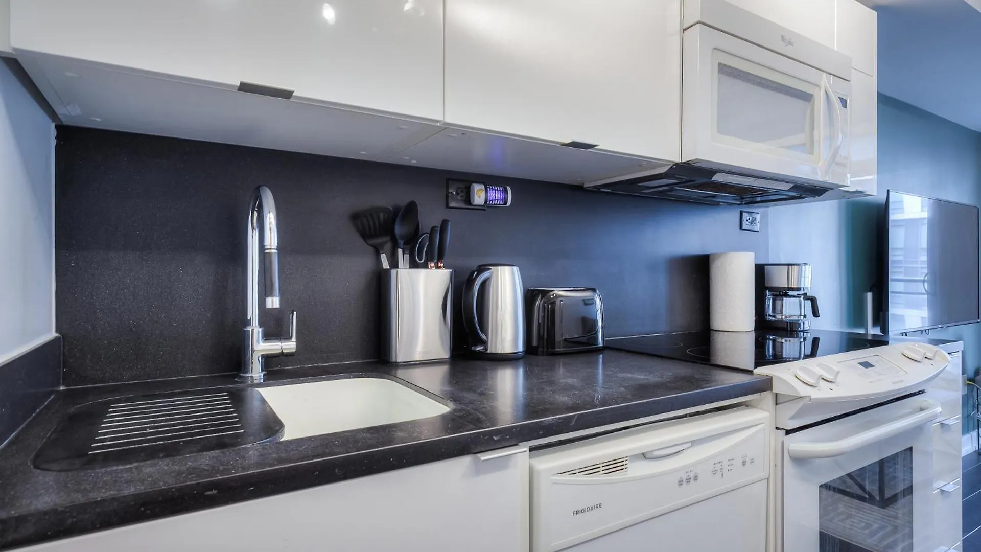 Apartamento Elegant 2Br, Accommodates 8, Free Parking, Near Cn Tower Toronto