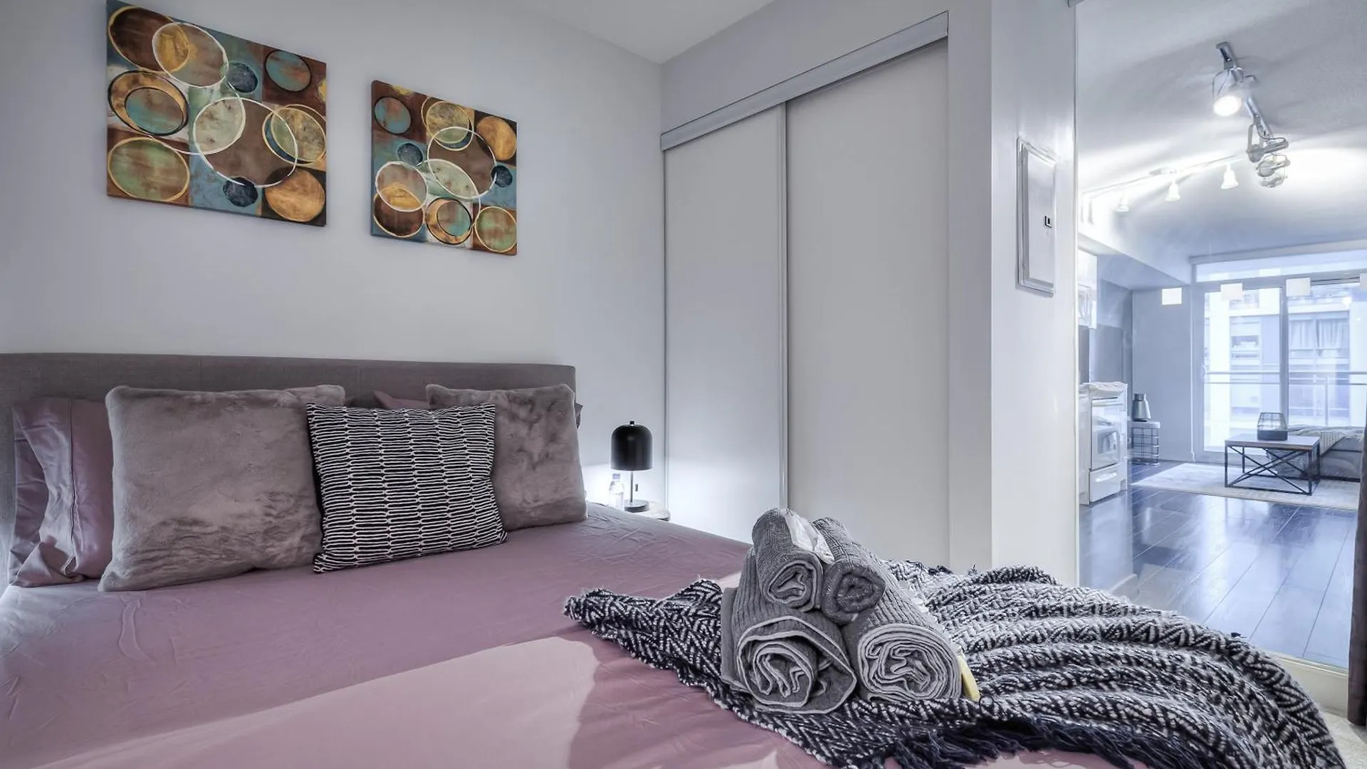 Elegant 2Br, Accommodates 8, Free Parking, Near Cn Tower Toronto 0*,  Canadá