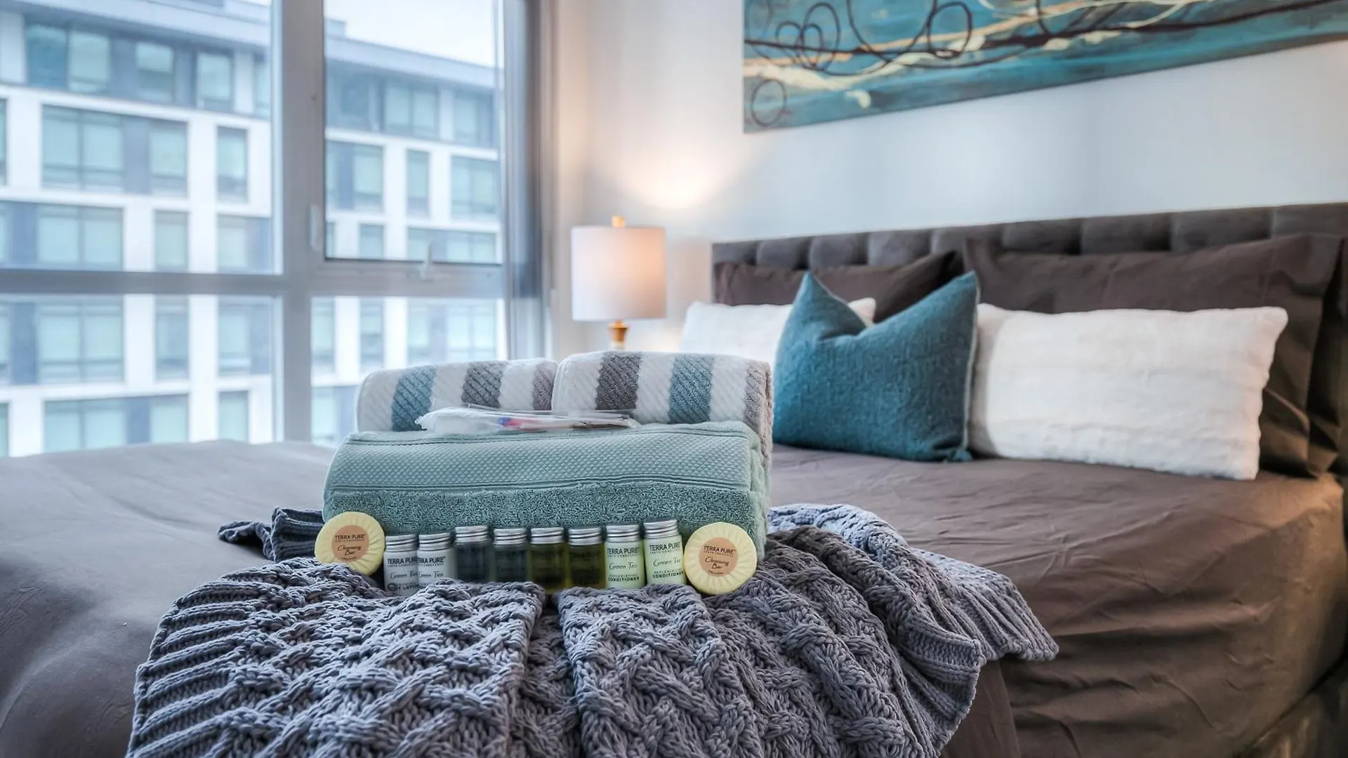 Daire Elegant 2Br, Accommodates 8, Free Parking, Near Cn Tower Toronto