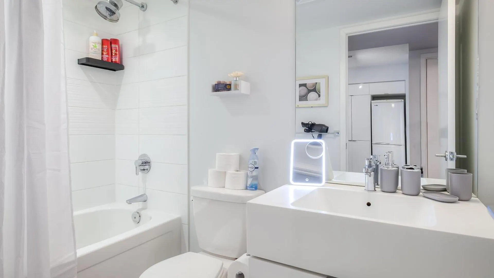 Daire Elegant 2Br, Accommodates 8, Free Parking, Near Cn Tower Toronto Kanada